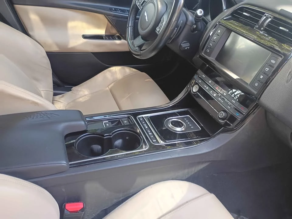 2017 Jaguar XE - Image 9 of 19