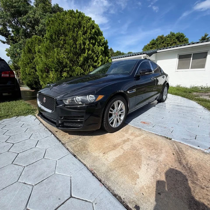 2017 Jaguar XE - Image 5 of 8