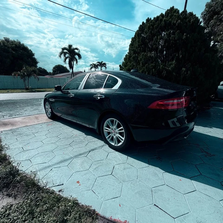 2017 Jaguar XE - Image 2 of 8