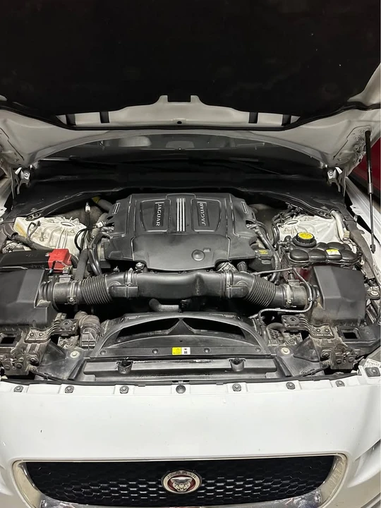 2017 Jaguar XE - Image 7 of 8