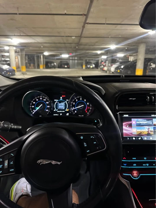 2017 Jaguar XE - Image 5 of 8
