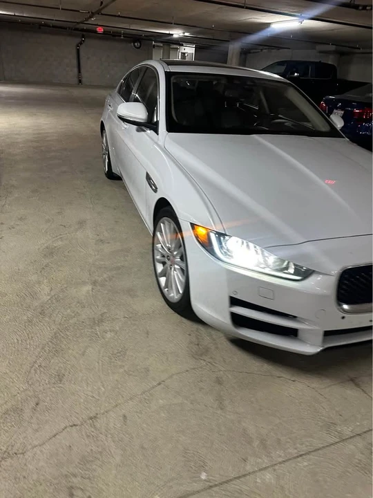 2017 Jaguar XE - Image 3 of 8