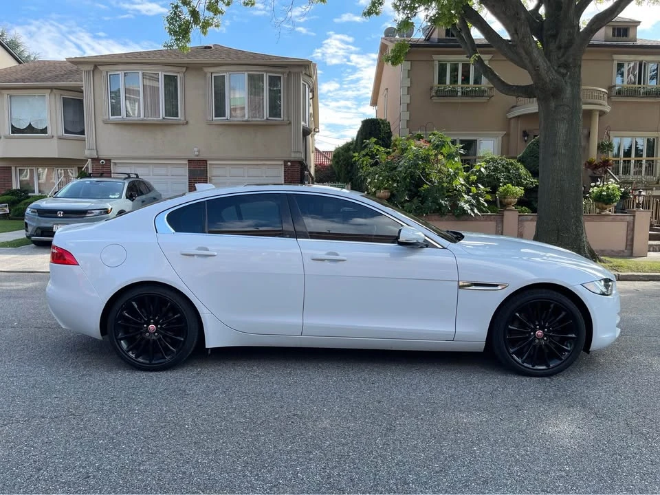 2017 Jaguar XE - Image 4 of 12
