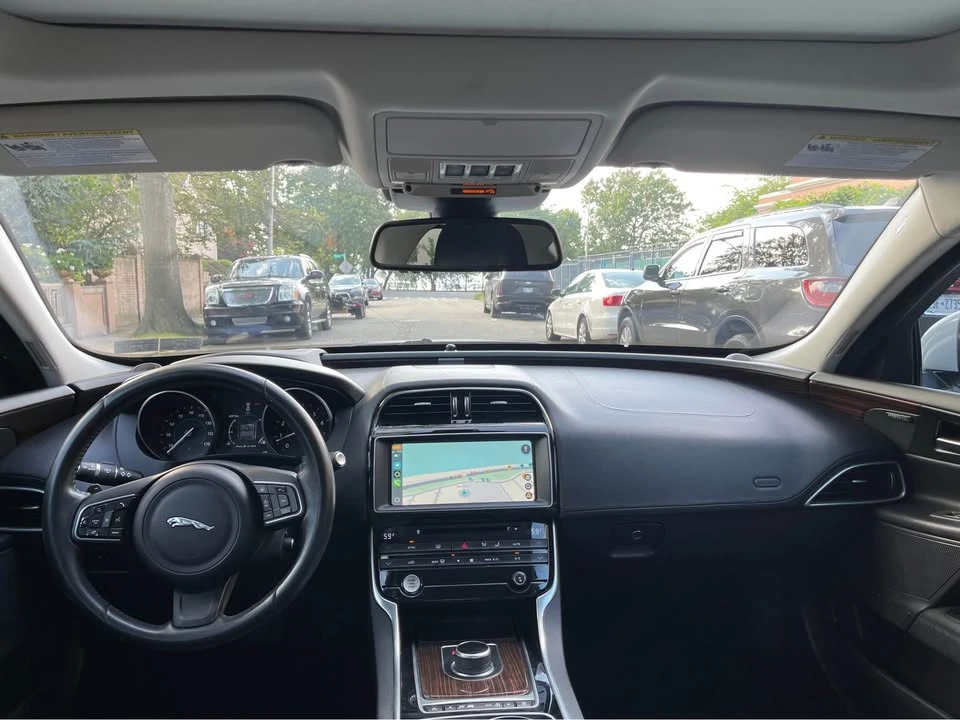 2017 Jaguar XE - Image 7 of 12