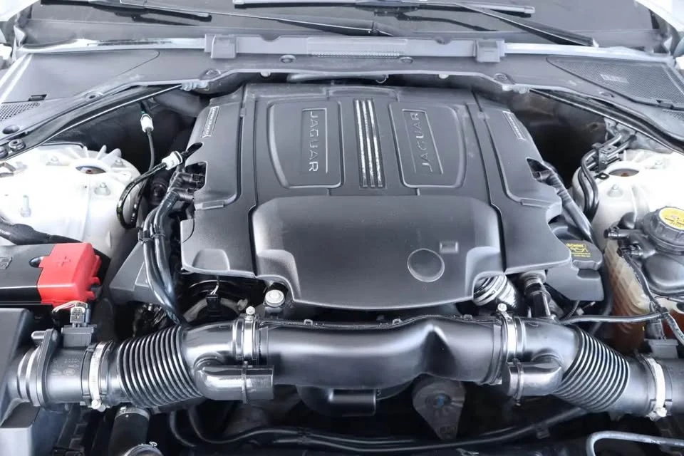 2017 Jaguar XE - Image 18 of 19