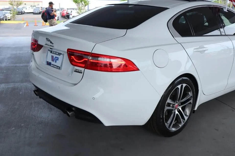 2017 Jaguar XE - Image 4 of 19