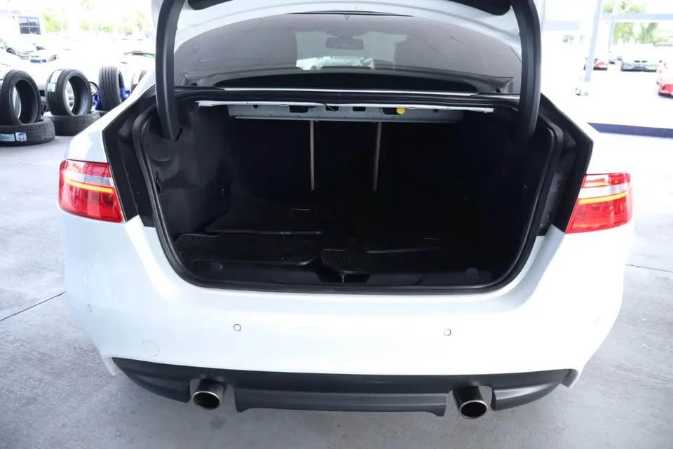 2017 Jaguar XE - Image 17 of 19