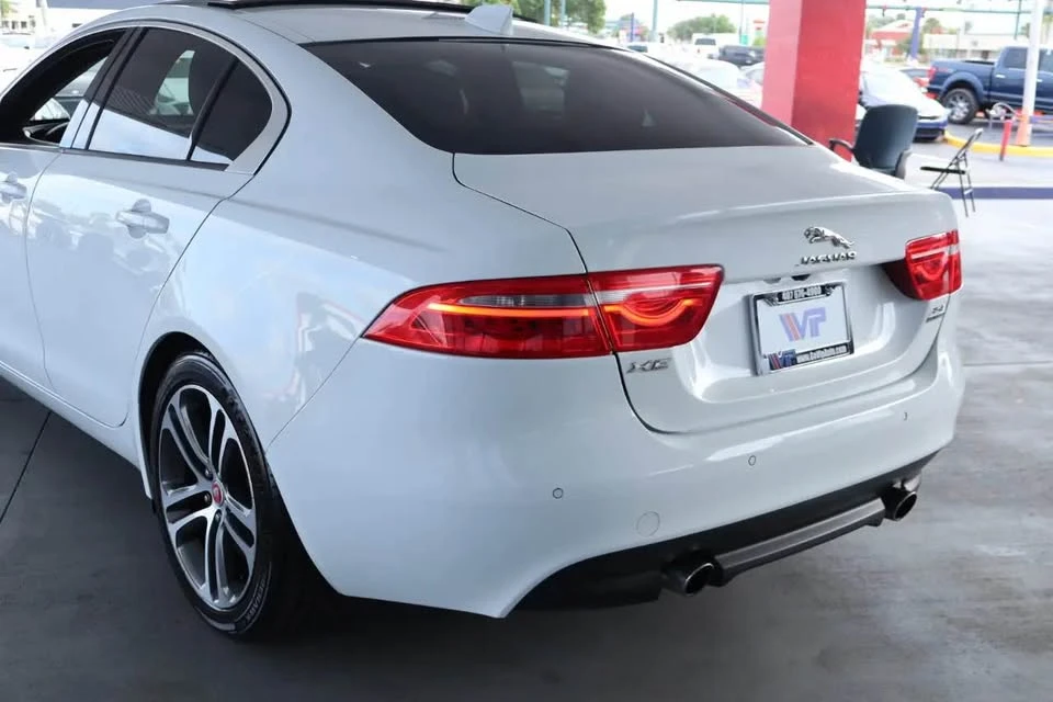 2017 Jaguar XE - Image 6 of 19