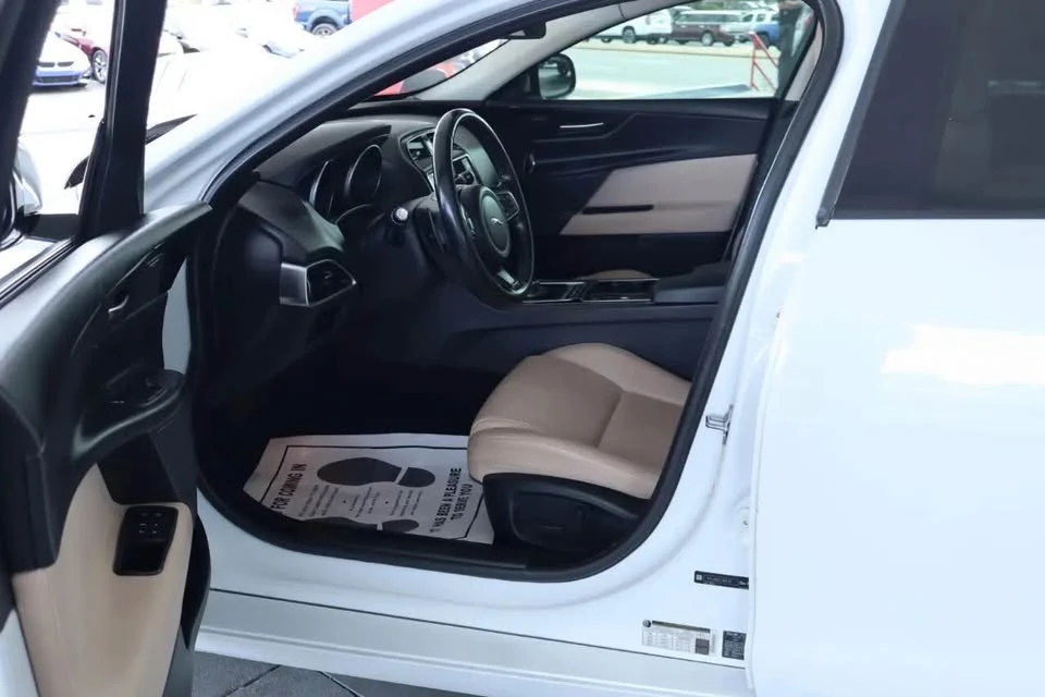2017 Jaguar XE - Image 9 of 19