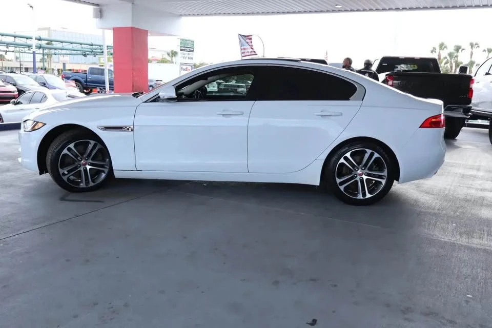2017 Jaguar XE - Image 7 of 19
