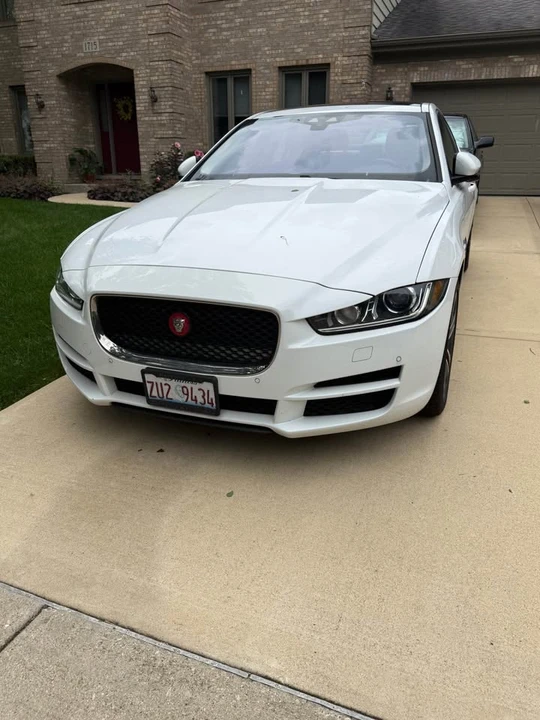 2017 Jaguar XE - Image 4 of 10
