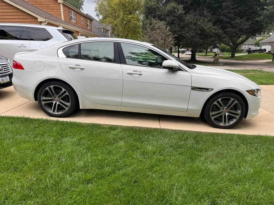 2017 Jaguar XE - Image 5 of 10