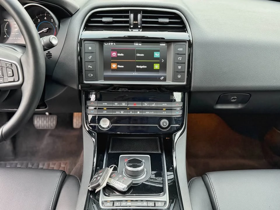 2017 Jaguar XE - Image 15 of 20