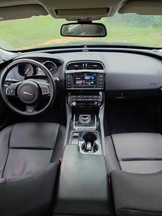 2017 Jaguar XE - Image 11 of 19