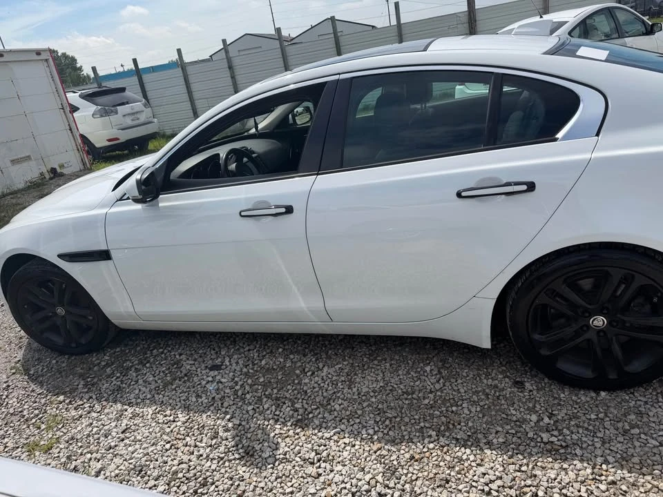 2017 Jaguar XE - Image 4 of 19
