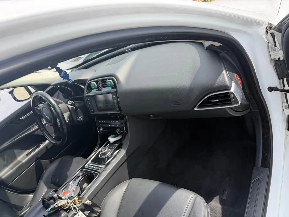 2017 Jaguar XE - Image 13 of 19