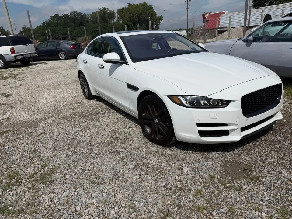 2017 Jaguar XE - Image 16 of 19