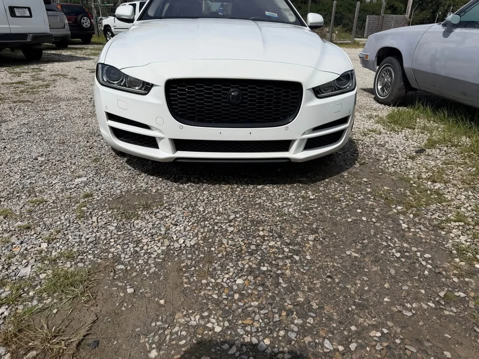 2017 Jaguar XE - Image 17 of 19