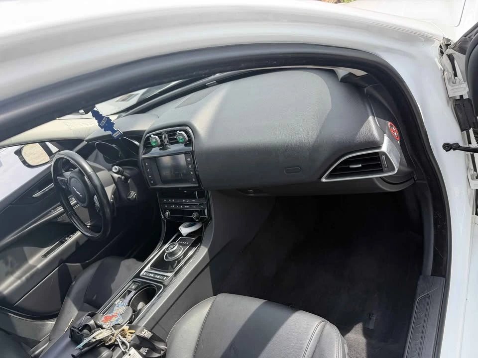 2017 Jaguar XE - Image 6 of 11