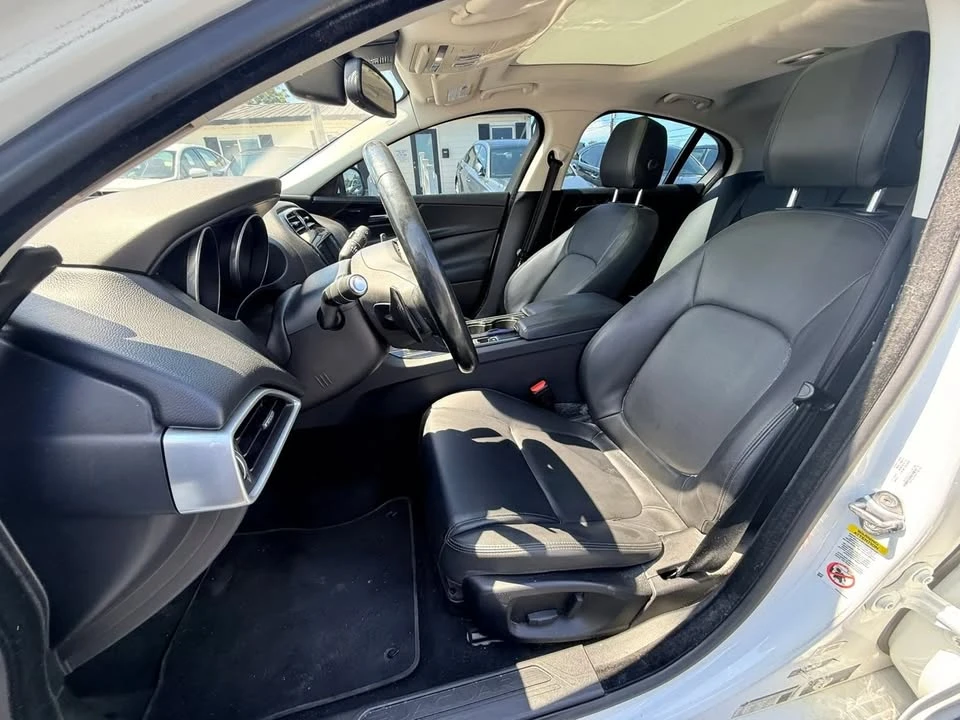 2017 Jaguar XE - Image 15 of 20