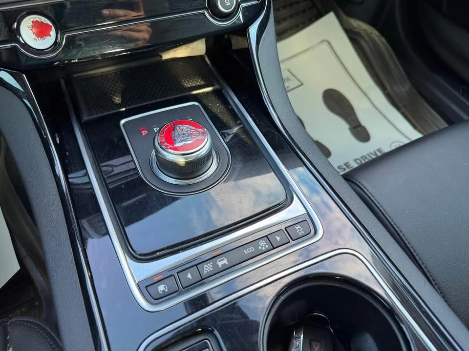 2017 Jaguar XE - Image 10 of 20