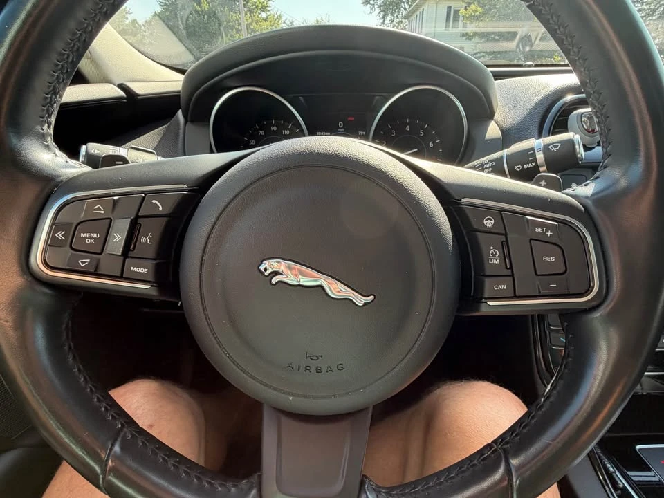 2017 Jaguar XE - Image 9 of 10