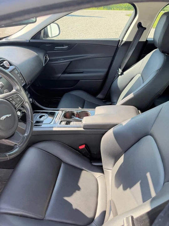 2017 Jaguar XE - Image 8 of 10