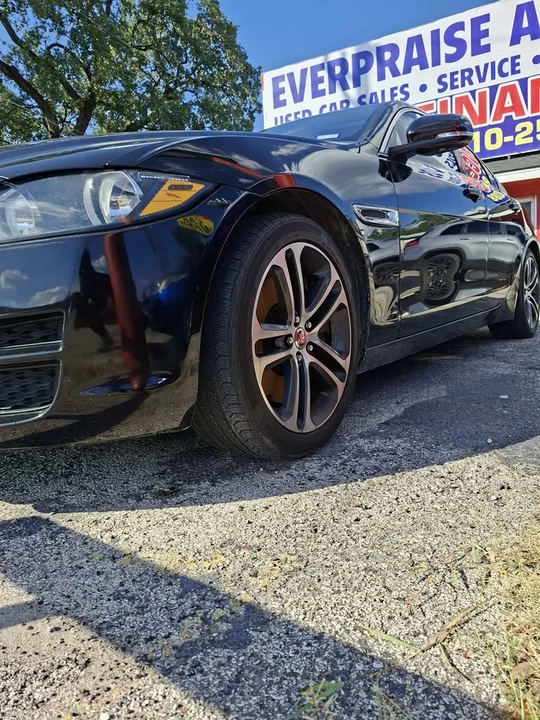 2017 Jaguar XE - Image 4 of 17