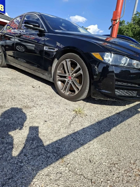 2017 Jaguar XE - Image 5 of 17