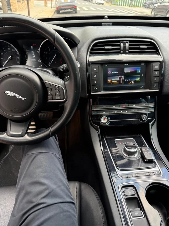 2017 Jaguar XE - Image 5 of 16
