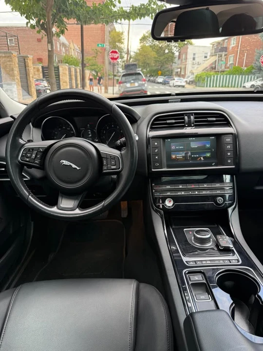 2017 Jaguar XE - Image 6 of 16