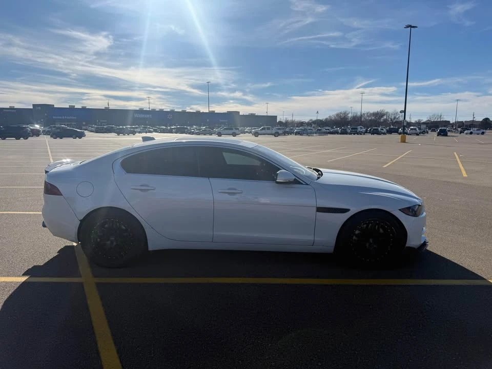2017 Jaguar XE - Image 4 of 14