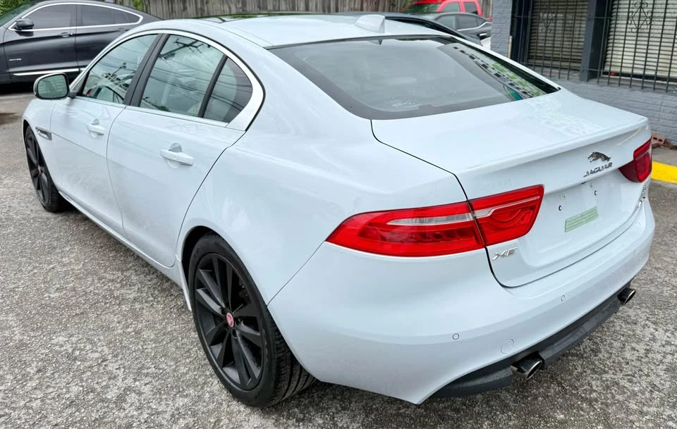 2017 Jaguar XE - Image 7 of 20