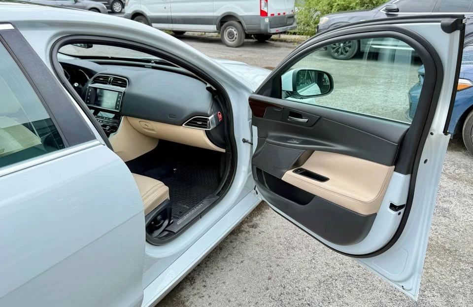 2017 Jaguar XE - Image 17 of 20