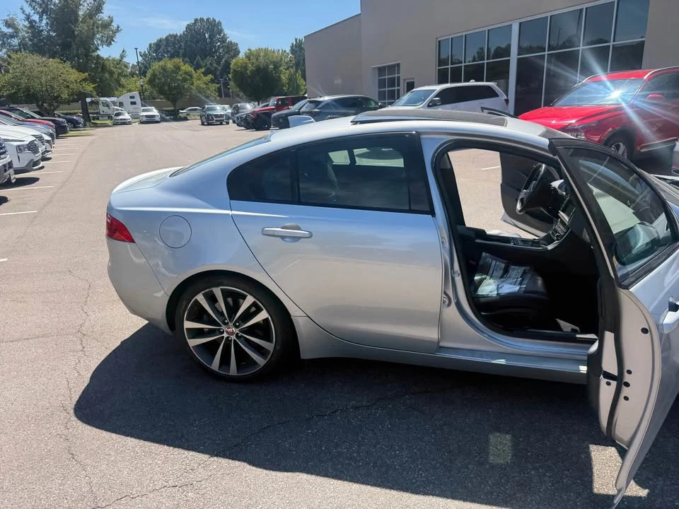 2017 Jaguar XE - Image 4 of 11