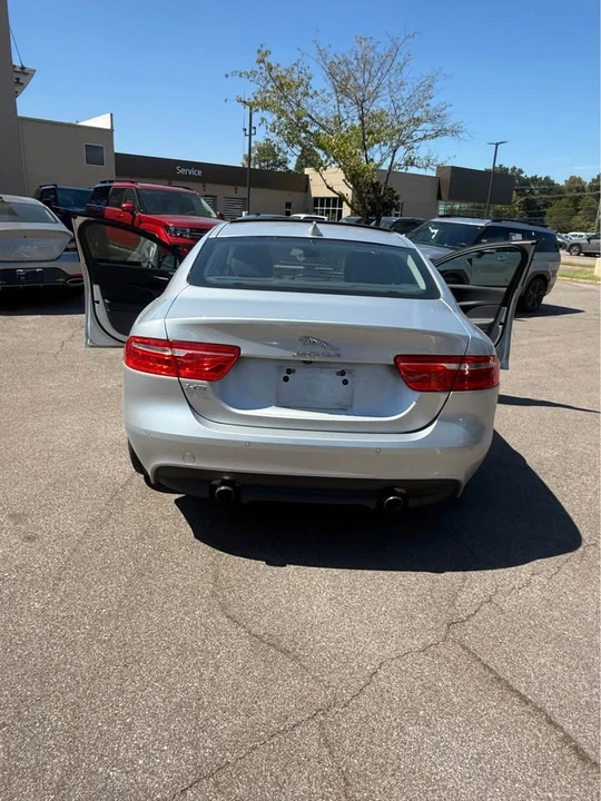 2017 Jaguar XE - Image 10 of 11