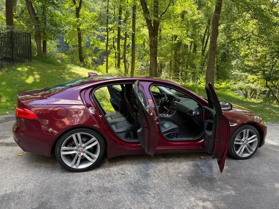2017 Jaguar XE - Image 10 of 11