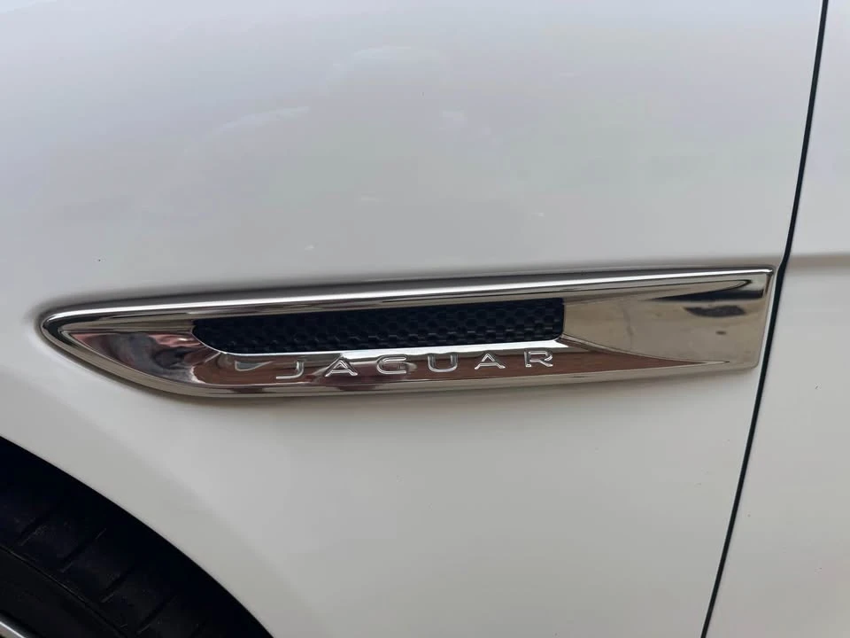 2017 Jaguar XE - Image 7 of 16