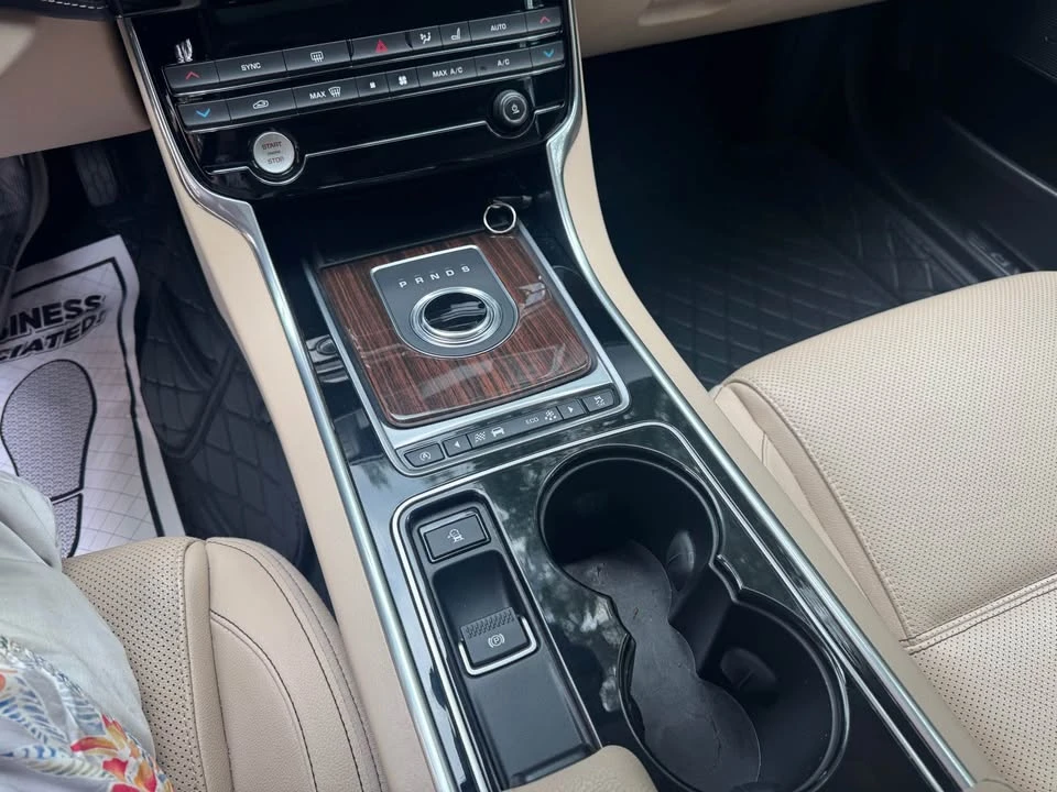 2017 Jaguar XE - Image 15 of 16