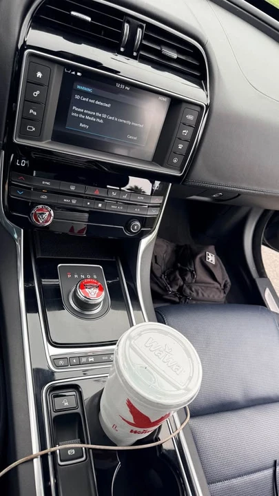 2017 Jaguar XE - Image 10 of 15