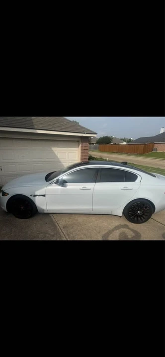 2017 Jaguar XE - Image 4 of 5