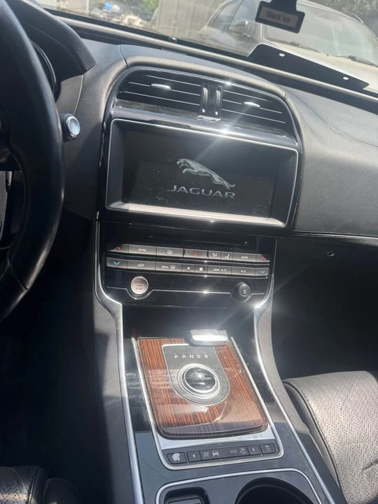 2017 Jaguar XE - Image 4 of 5