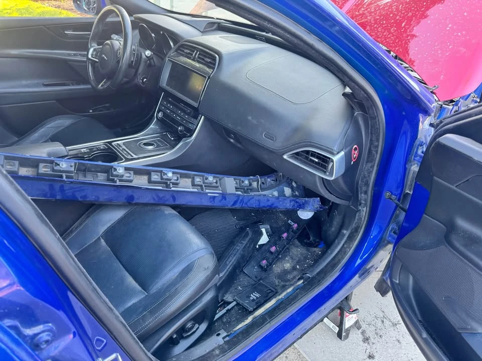 2017 Jaguar XE - Image 4 of 6