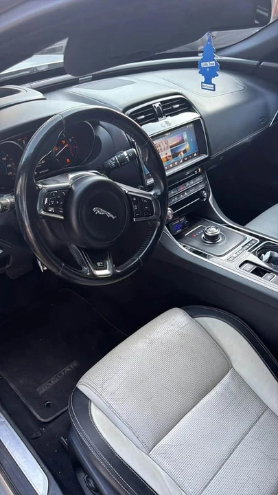 2017 Jaguar XE - Image 3 of 5