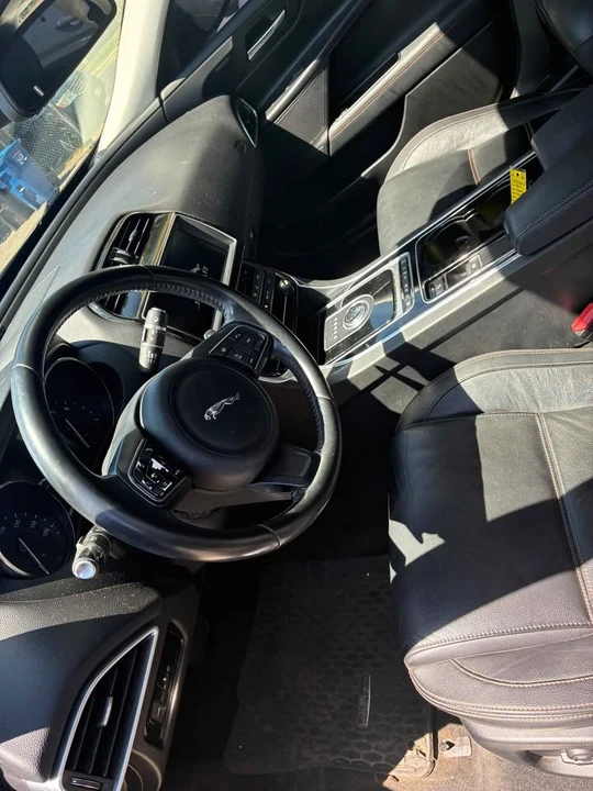 2017 Jaguar XE - Image 4 of 5
