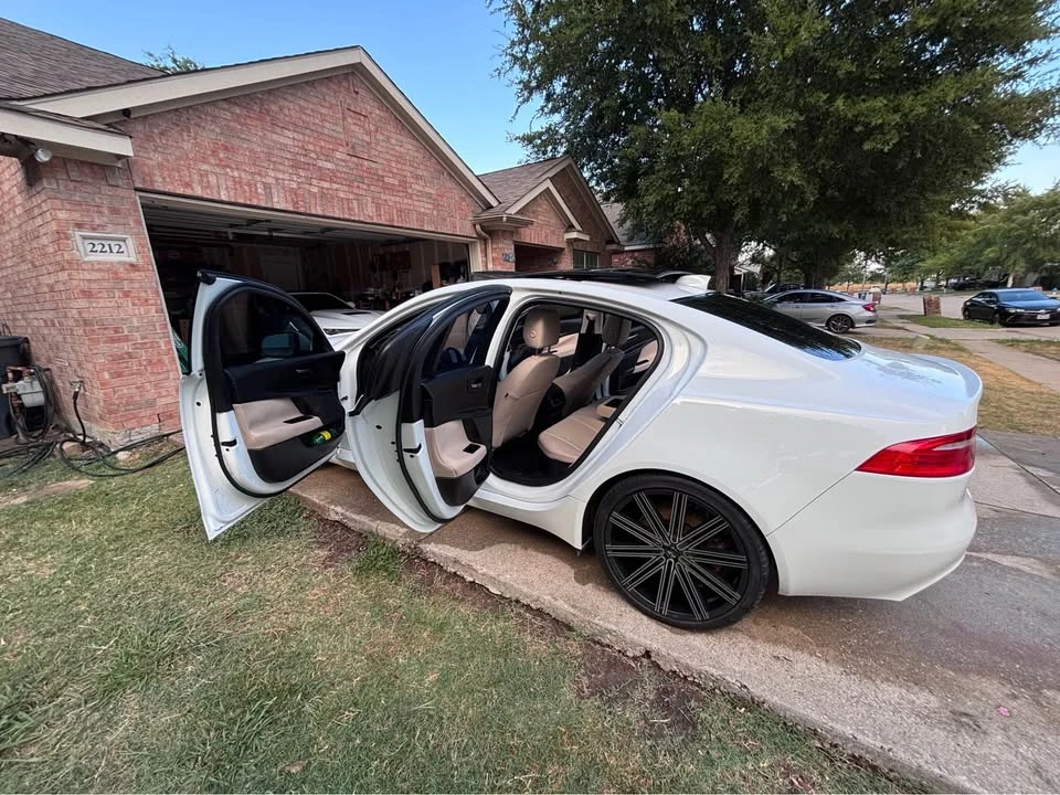 2017 Jaguar XE - Image 5 of 8