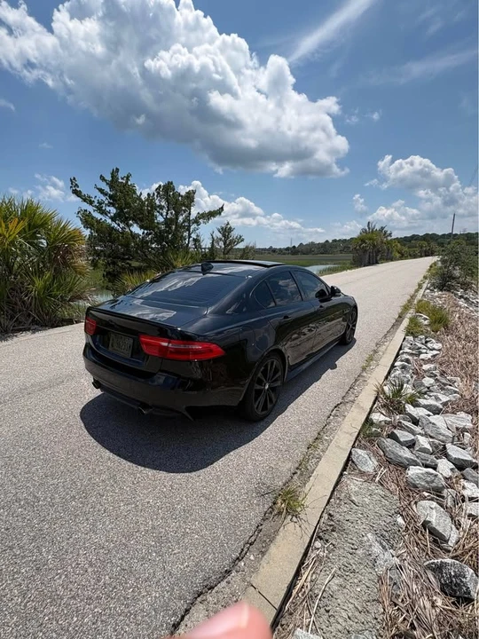 2017 Jaguar XE - Image 5 of 8