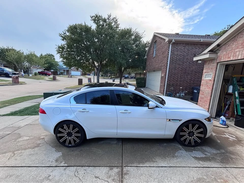 2017 Jaguar XE - Image 2 of 8