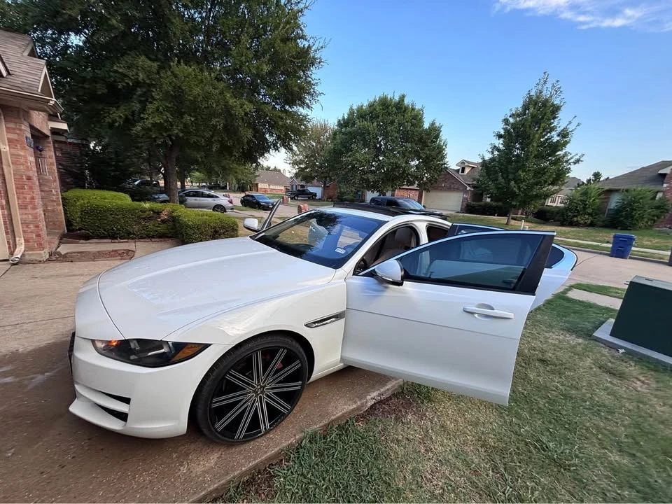 2017 Jaguar XE - Image 4 of 8