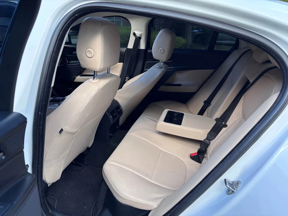 2017 Jaguar XE - Image 7 of 8